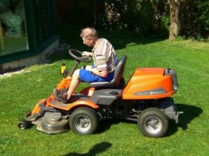 Allrad Aufsitzmäher Husqvarna Rider 216 AWD / Mietmaschine
